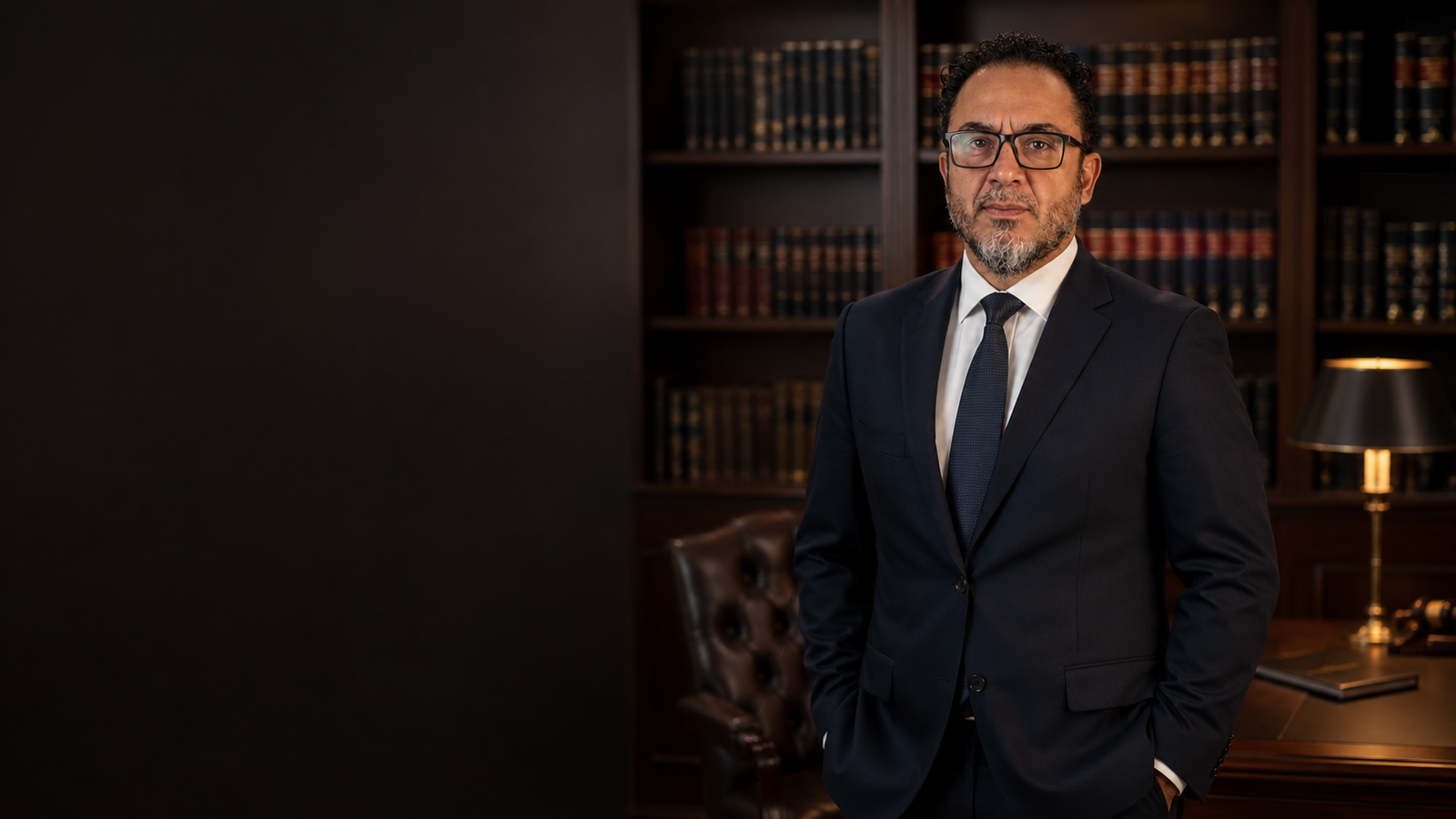 Alécio Rodrigo, advogado, em seu escritório